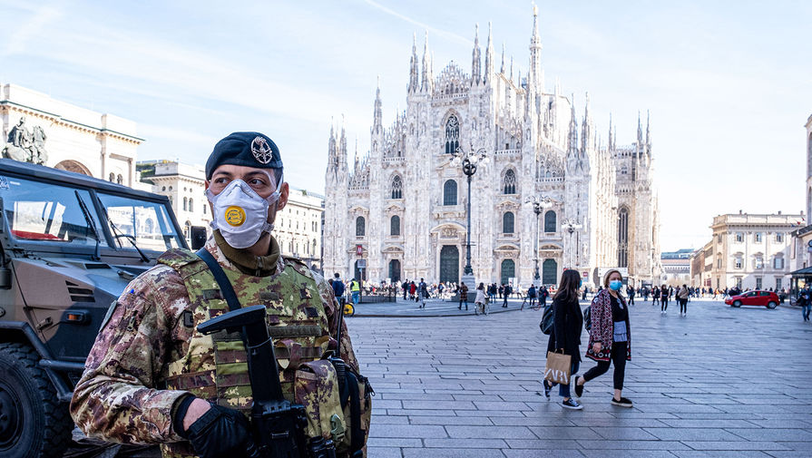 Итальянский военнослужащий на площади у у Кафедрального собора в Милане, 24 февраля 2020 года