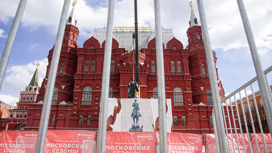 Памятник маршалу Георгию Жукову на Манежной площади в Москве, 23 апреля 2020 года