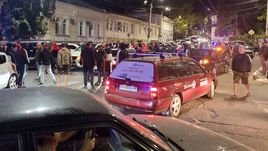 Жители Ялты вышли на стихийный митинг к зданию МВД