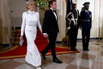 Президент Франции Эммануэль Макрон и его супруга Брижит на торжественном приеме в Белом доме в Вашингтоне, 1 декабря 2022 года 