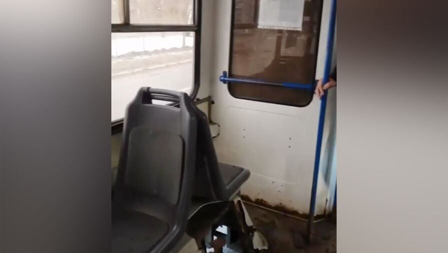 В Новгороде у автобуса лопнуло колесо, из-за чего части корпуса разлетелись по салону