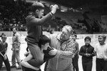 Заслуженный мастер спорта, президент клуба «Золотая Шайба» Анатолий Тарасов проводит открытую тренировку с юными хоккеистами в Киеве, 1984 год