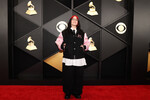 Певица <b>Билли Айлиш</b>, получившая премию в номинации «Песня года» за композицию «What Was I Made For?», появилась на красной дорожке в самом комфортном для себя образе: бомбере Chrome Hearts с логотипом «Barbie», белой рубашке навыпуск, черном галстуке, мешковатых черных брюках и тяжелых ботинках.
