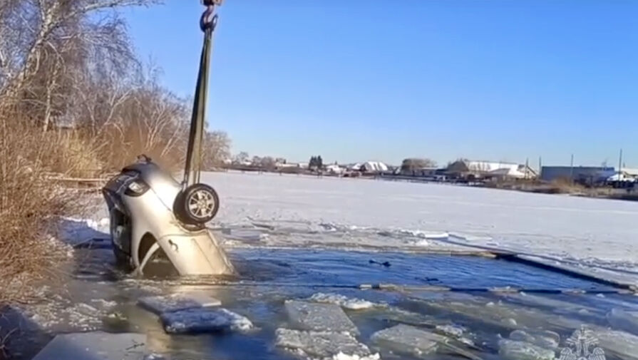 Ищут водолазы: в Курганской области автомобиль с людьми провалился под лед