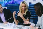 Памела Андерсон во время пресс-конференции в Москве 