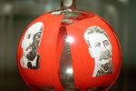 Единственный экземпляр новогоднего шара с изображением Владимира Ленина и Иосифа Сталина, изготовленный в 1937 году
