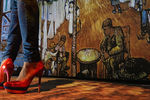Посетители на выставке «Ван Гог. Ожившие полотна» в Москве