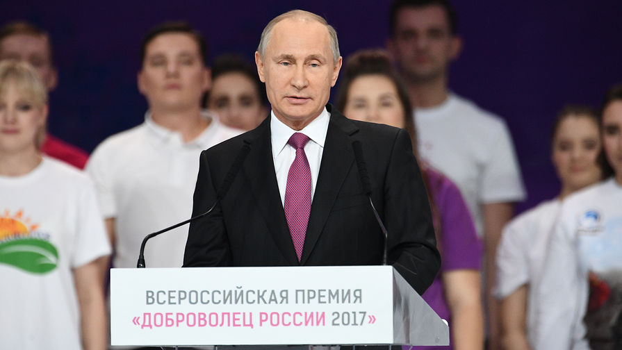 Владимир Путин выступает на церемонии вручения премии «Доброволец России - 2017» во дворце спорта «Мегаспорт» в Москве, 6 декабря 2017 года