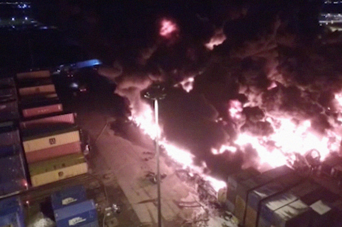 На месте пожара в промзоне в Пушкинском районе Санкт-Петербурга, 3 декабря 2019 года. Кадр из видео