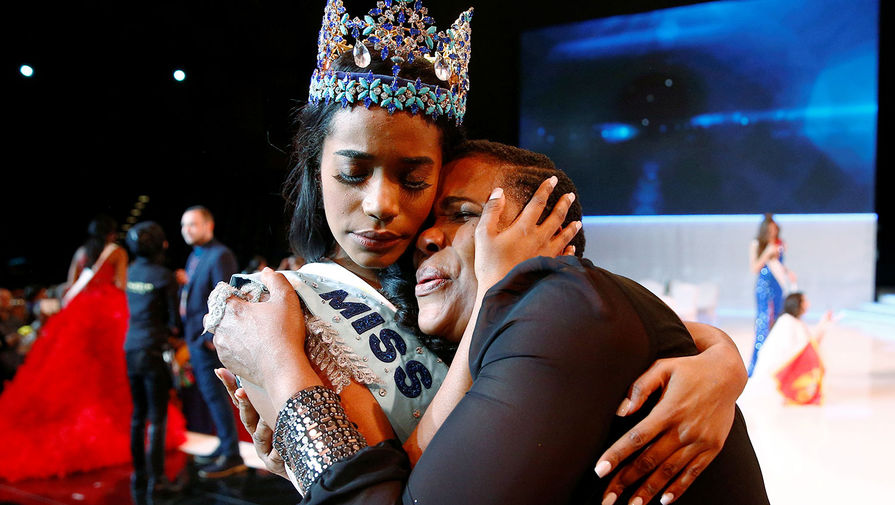 Обладательница титула «Мисс мира 2019» уроженка Ямайки 23-летняя Тони-Энн Сингх радуется своей победе