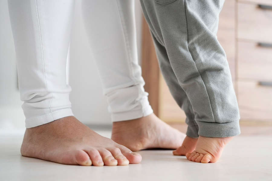 Почему ребёнок ходит на носочках: возможные причины, методы лечения