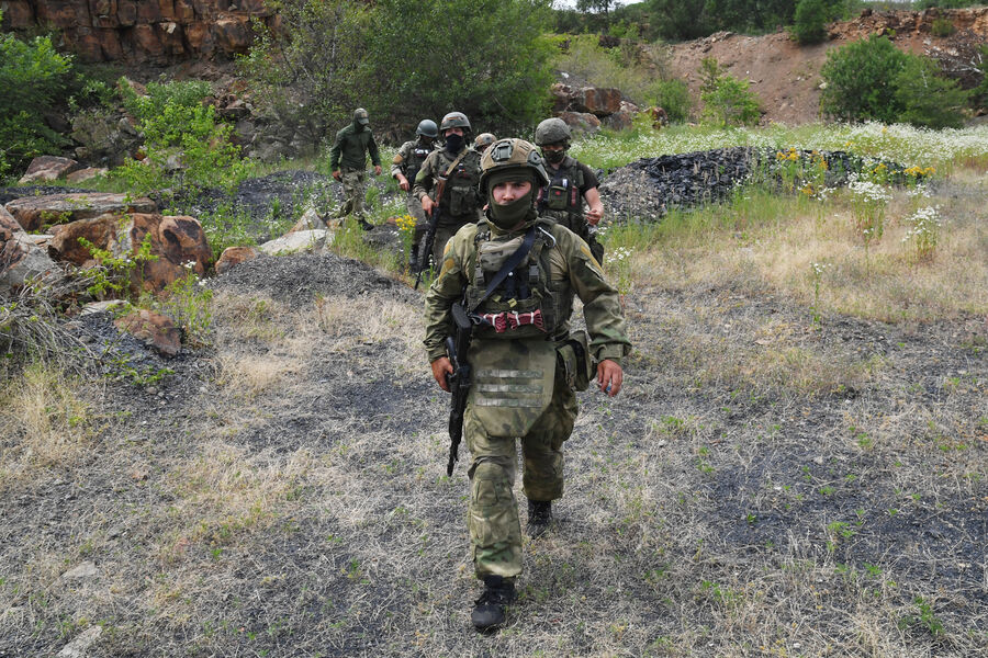 Разведчики группировки «Юг» из числа военнослужащих ВС РФ во время боевого слаживания в рамках интенсивной подготовки на полигоне в ДНР