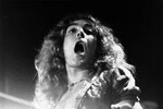 Роберт Плант во время концерта Led Zeppelin в 1972 году