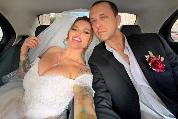 Былғары юбкадағы қызбен жыныстық қатынас