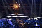 Участники Паралимпиады-2016 наблюдают за выступлениями артистов на фоне все еще горящего огня Игр