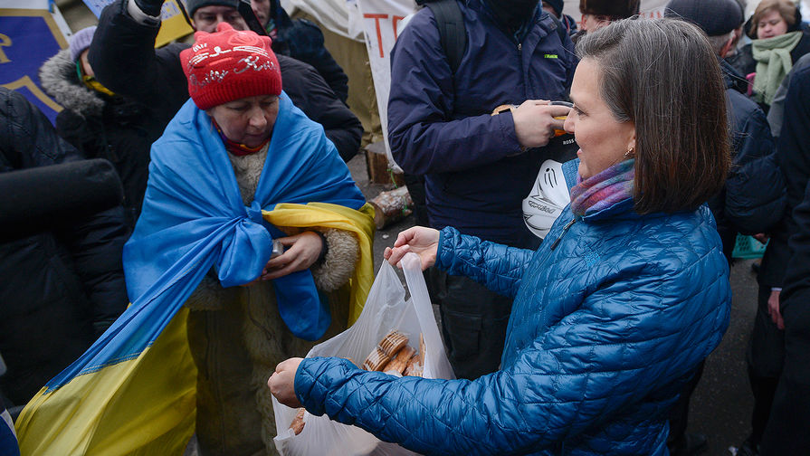 Помощник госсекретаря США по делам Европы и Евразии Виктория Нуланд во время раздачи печенья протестующим на площади Независимости в Киеве, 11 декабря 2013 года