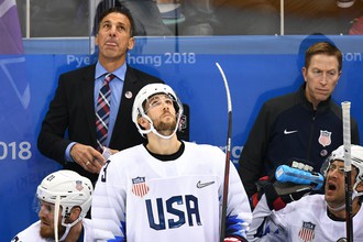 Игроки сборной США и ассистент главного тренера Крис Челиос (слева на втором плане)