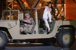 Мишель Родригес в армейском внедорожнике Humvee во время церемонии награждения Taurus World Stunt Awards в Голливуде, 2003 год