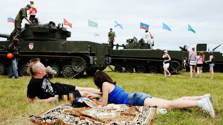 Посетители фестиваля «Нашествие» на фоне экспозиции Минобороны России, июль 2015 года