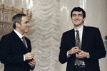 Гарри Каспаров и Владимир Крамник на церемонии открытия суперматча по шахматам Каспаров-Крамник, проходящего в рамках 1-го Мемориала Михаила Ботвинника, 2001 год