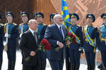 Президент России Владимир Путин и президент Белоруссии Александр Лукашенко во время церемонии возложения цветов к Ржевскому мемориалу Советскому солдату, 30 июня 2020 года