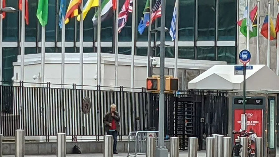 Неизвестная женщина на машине пыталась въехать на территорию штаб-квартиры ООН в Нью-Йорке