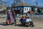 Местные жители на одной из улиц в городе Волноваха, март 2022 года