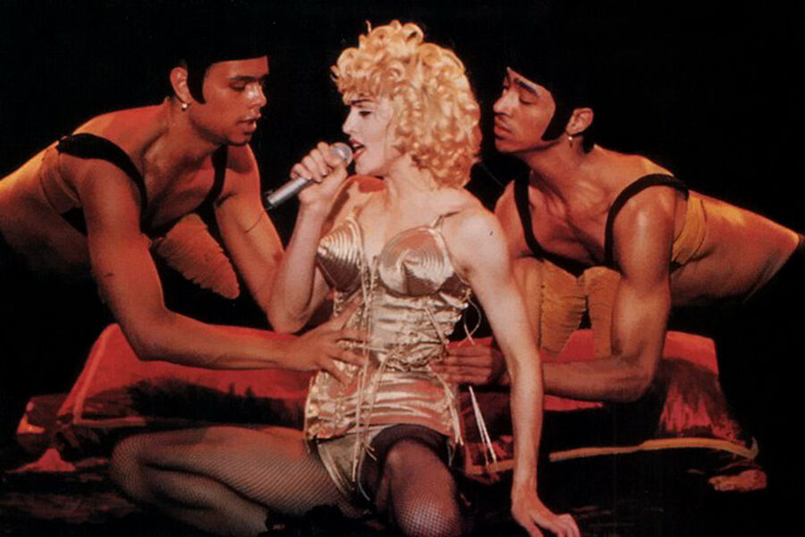 Кадр из фильма «В постели с Мадонной» (1991). Картина о закулисной жизни Мадонны во время ее тура 1990 года