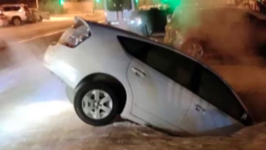 В Благовещенске Toyota провалилась в яму с водой из-за прорыва трубы