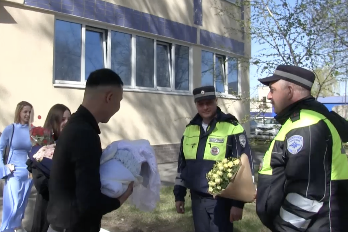 В Энгельсе полицейские помогли беременной добраться до роддома - Газета.Ru  | Новости