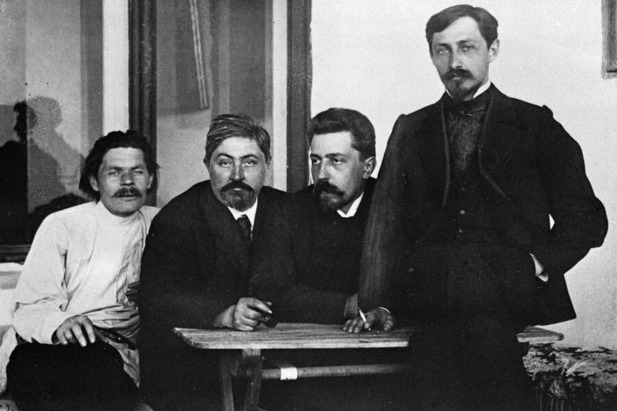 Иван Бунин (справа) с писателями Максимом Горьким, Дмитрием Мамин-Сибиряком и Николаем Телешовым (слева направо) в Ялте