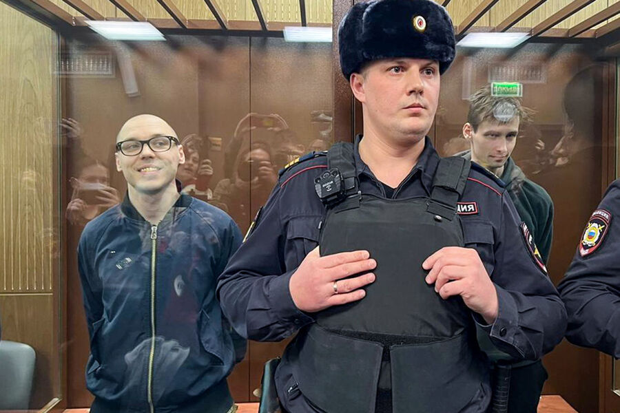Поэты Артем Камардин и Егор Штовба (слева направо на втором плане) во время вынесения приговора в Тверском суде, 28 декабря 2023 года