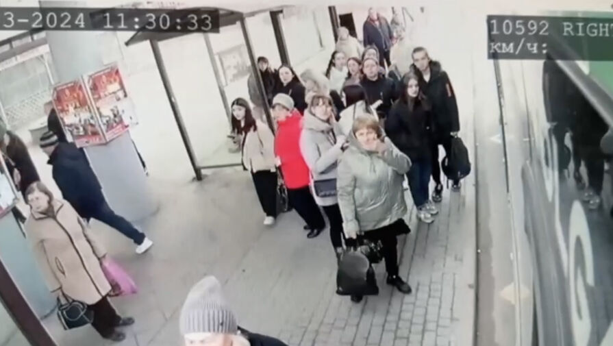 Появилось видео с остановки в момент ДТП на Центральном рынке Курска