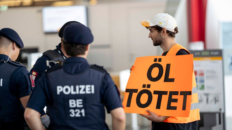 В аэропорту Вены вызвали полицию из-за экоактивистов