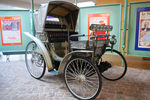 Peugeot Type 4 — первое транспортное средство Peugeot представительского класса. Одна из его особенностей заключается в том, что в отделке
кузова этого самокатного экипажа применялось серебро.
Автомобиль был изготовлен Арманом Пежо по заказу губернатора Туниса бея Али III для его торжественных выездов и парадов.(1892 г.)
