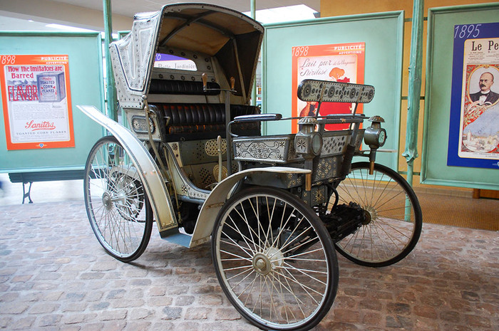 Peugeot Type 4 — первое транспортное средство Peugeot представительского класса. Одна из&nbsp;его особенностей заключается в&nbsp;том, что в&nbsp;отделке
кузова этого самокатного экипажа применялось серебро.
Автомобиль был изготовлен Арманом Пежо по&nbsp;заказу губернатора Туниса бея Али III для&nbsp;его торжественных выездов и парадов.(1892 г.)
