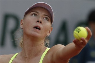 Мария Шарапова готовится к подаче