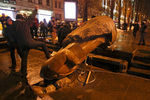 Оппозиционеры разбивают памятник кувалдами