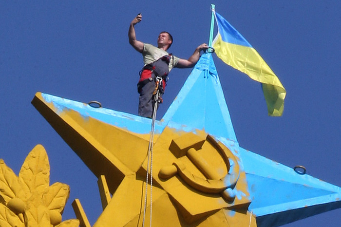 Демонтаж украинского флага, вывешенного на&nbsp;жилом доме на&nbsp;Котельнической набережной 20&nbsp;августа 2014&nbsp;года