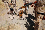 Отработка взятия в плен и ареста во время боевых учений батальона на специальном полигоне в Северном Ираке