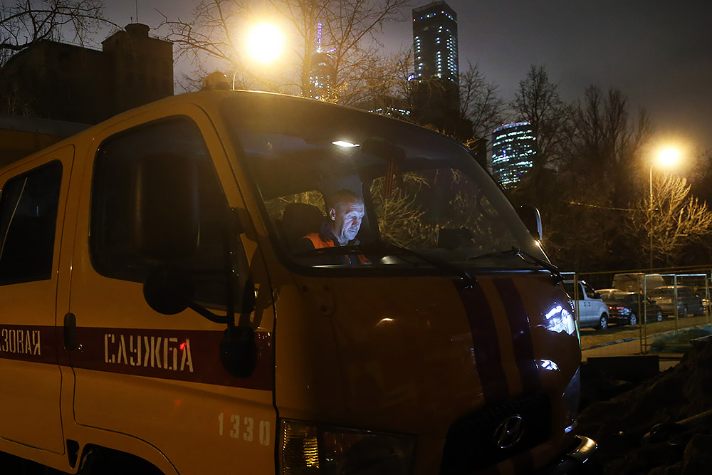 Машина службы газа на Шелепихинской набережной, где произошла авария из-за перепада давления газа. ЧП произошло по нескольким адресам в районе метро «Международная» и комплекса Москва-Сити
