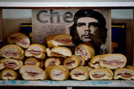 Продажа сэндвичей на одной из улиц Гаваны