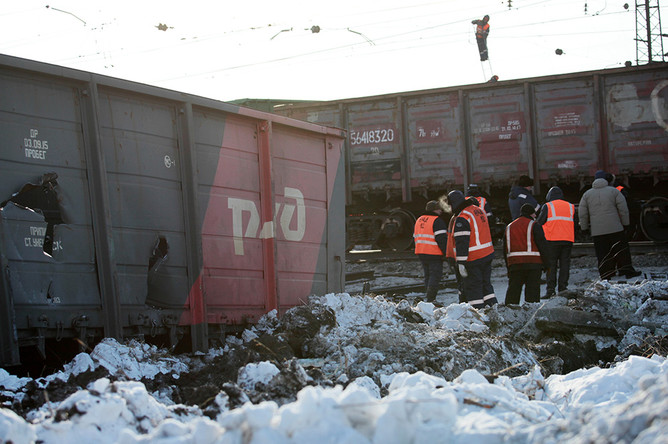 На месте схода с рельсов электровоза и 20 грузовых вагонов в районе железнодорожной станции Любинская Западно-Сибирской железной дороги