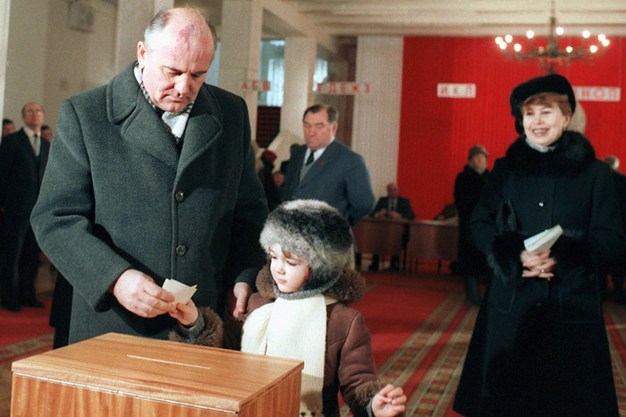 Михаил Горбачев с&nbsp;семьей во время голосования в&nbsp;Верховный совет РСФСР, февраль 1985&nbsp;года