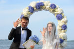 Российский биатлонист Антон Шипулин и Луиза Сабитова на праздновании бракосочетания в Екатеринбурге