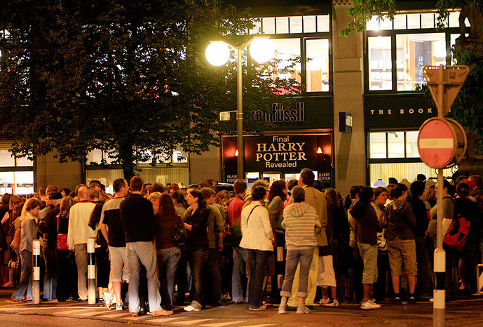 Поттероманы ожидают открытия книжного магазина в&nbsp;надежде купить последнюю книгу о&nbsp;Гарри Поттере, 2007&nbsp;год