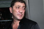 Певец Григорий Лепс позирует фотографу на открытии бара-караоке, 2011 год