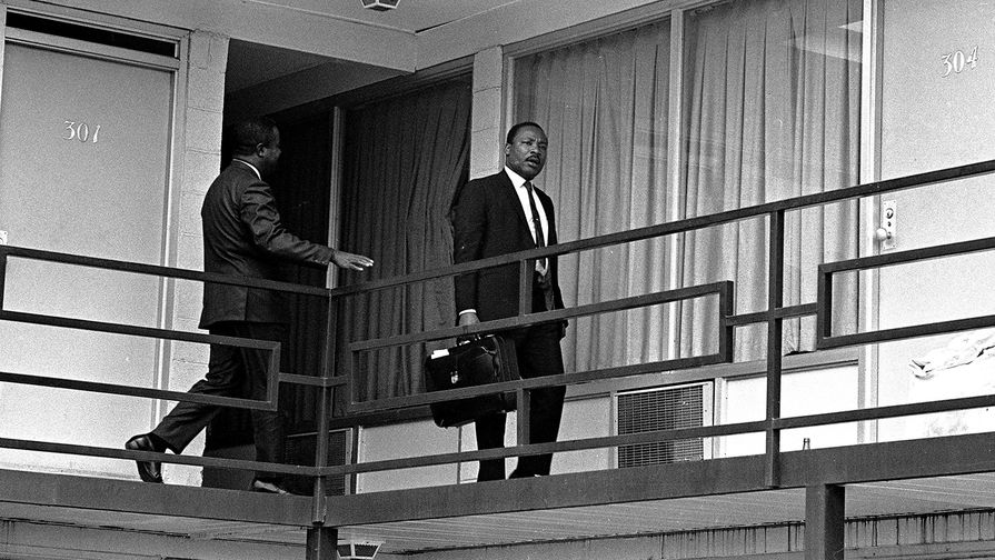 3 апреля 1968 года. Мартин Лютер Кинг на&nbsp;балконе мотеля, где на&nbsp;него было совершено покушение