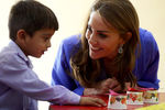 Герцогиня Кэтрин общается с ребенком во время посещения одной из школ в ходе визита в Пакистан, 15 октября 2019 года