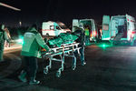Транспортировка пострадавших в машину скорой помощи, 1 декабря 2019 года